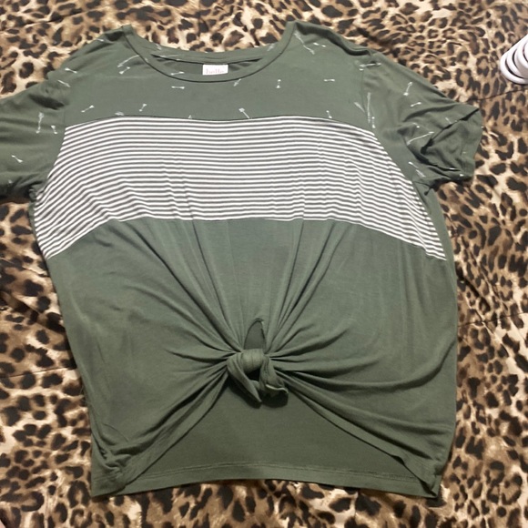 Green stripe shirt with arrows, size large from BELLE DU JOUR - Picture 1 of 3